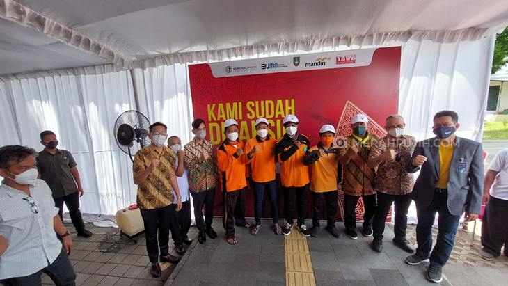 Wakil Ketua Komisi 6 DPR RI Aria Bima meninjau vaksinasi di Pura Mangkunegaran, Solo, Jawa Tengah, Senin (4/10). (MP/Ismai)
