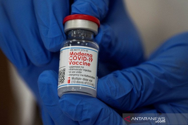 Ilustrasi: Botol vaksin Moderna untuk melawan virus corona (COVID-19). /ANTARA FOTO/REUTERS/Eduardo Munoz/Pool/foc/cfo
