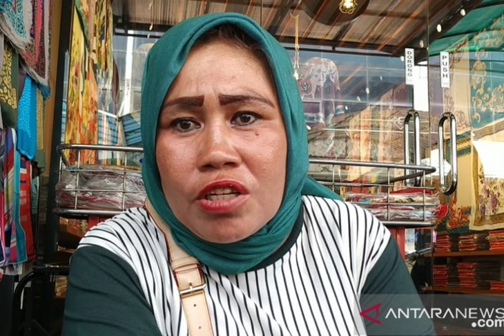 Maspupah, ibu dari Maulana Suryadi yang merupakan korban dari demo ricuh di DPR RI yang ditemui di Pasar Tanah Abang Blok F, Jakarta Pusat, Jumat (4/10/2019). (Antara/Livia Kristianti)