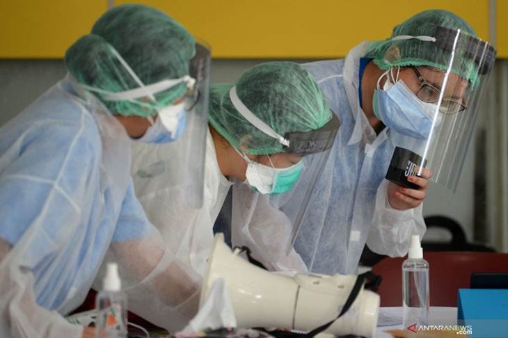 Tiga petugas medis mengenakan alat pelindung diri lengkap di Rumah Sakit Umum Pusat Nasional (RSUPN) Dr. Cipto Mangunkusumo, Jakarta, Kamis (30/4/2020). Berdasarkan data pemerintah, jumlah kasus positif COVID-19 di Indonesia per Kamis (30/4) secara kumulatif mencapai 10.118 orang atau bertambah sebanyak 347 kasus dari hari sebelumnya, sementara jumlah pasien sembuh mencapai 1.522 orang dan jumlah pasien meninggal sebanyak 792 orang. ANTARA FOTO/Aditya Pradana Putra/aww. (ANTARA/ADITYA PRADANA PUTRA)