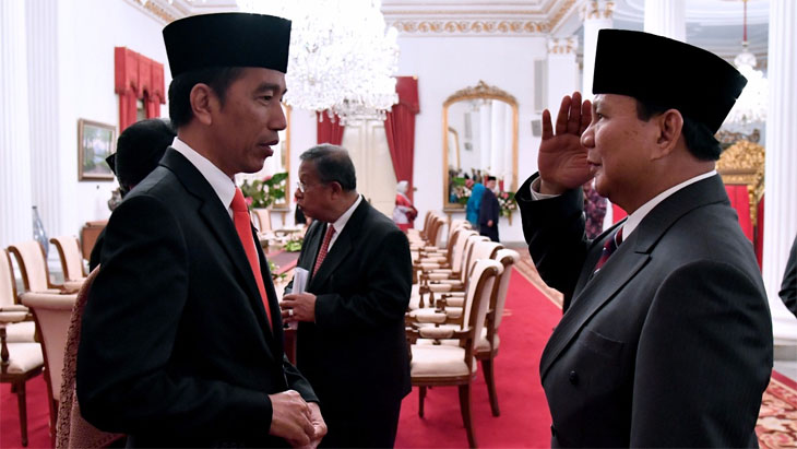 Keum Partai Gerindra Prabowo Subianto (kanan) memberi hormat kepada Presiden Jokowi saat pelantikan Gubernur terpilih DKI. (Foto: Biro Pers Setpres)