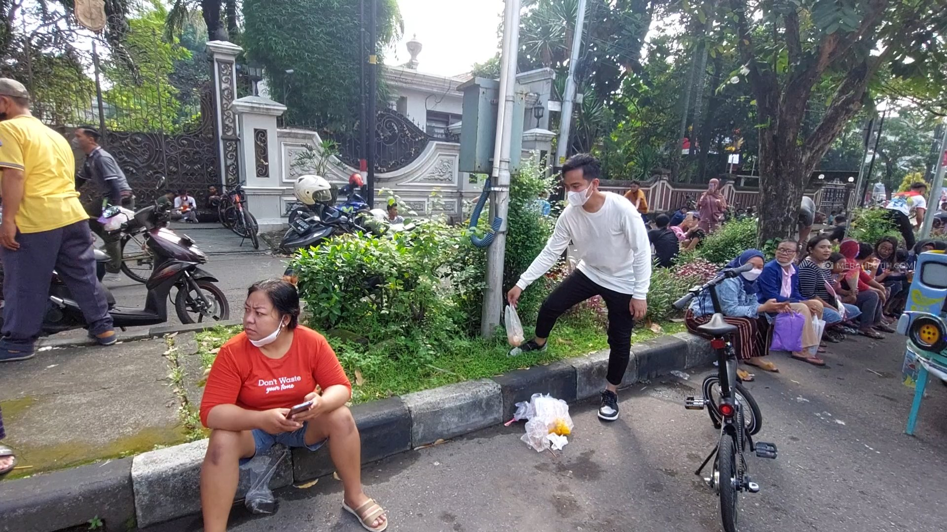 Gibran Geram Pengunjung Car Free Day Buang Sampah Sembarangan