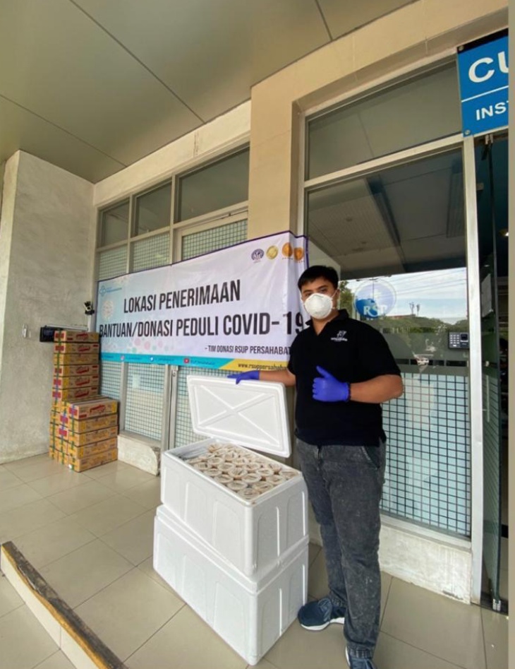 100 gelas kopi diberikan pada RSUP Persahabatan. (Foto: Fariz Surbakti) 
