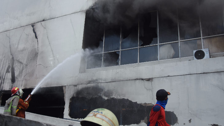 Aksi Heroik Petugas Damkar Depok Evakuasi Korban Kebakaran Apartemen Bellevue