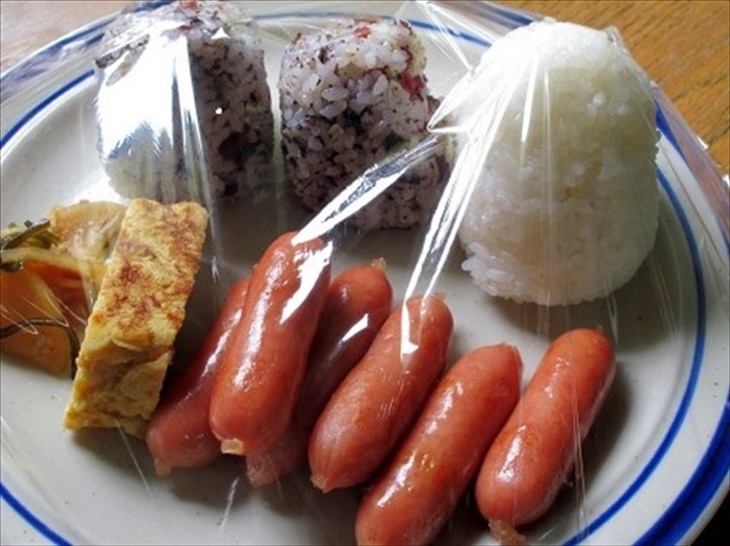 Ternyata Membungkus Makanan Panas dengan Plastik Berbahaya