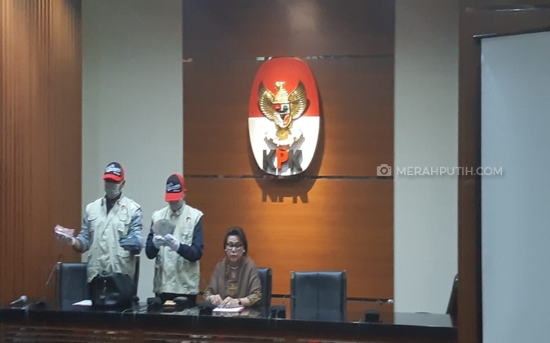 Wakil Ketua KPK Basaria Panjaitan tunjukan barang bukti kasus suap Gubernur Kepri