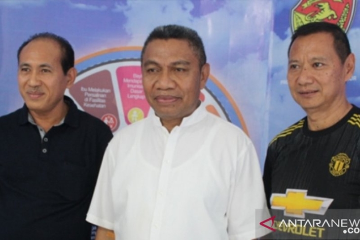 Sekretaris Gugus Tugas Percepatan Penanganan COVID-19 Nusa Tenggara Timur, Dominikus Minggu Mere (tengah). (ANTARA/Bernadus Tokan)