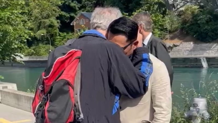 Heinrich, Warga Lokal Swiss yang Pertama Mencari Putra Ridwan Kamil