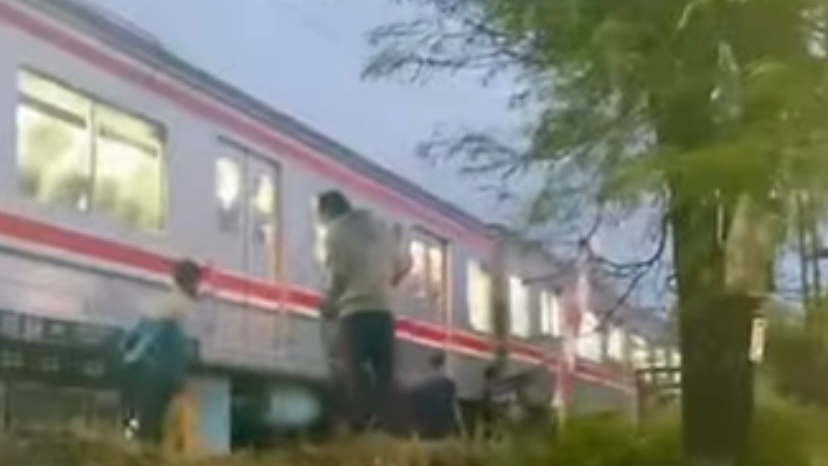 KRL Manggarai - Bogor Tertemper Mobil di Cilebut, Sejumlah Perjalanan Terpaksa Dialihkan