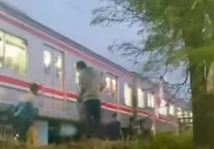 KRL Manggarai - Bogor Tertemper Mobil di Cilebut, Sejumlah Perjalanan Terpaksa Dialihkan