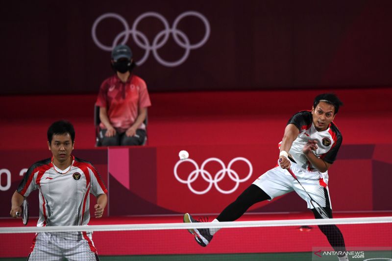 Pebulutangkis ganda putra Indonesia Mohammad Ahsan/Hendra Setiawan mengembalikan kok ke arah ganda putra Taiwan Lee Yang/Wang Chi-Lin dalam semifinal Olimpiade Tokyo 2020, di Musashino Forest Sport Plaza, Tokyo, Jepang, Jumat (30/7/2021). ANTARA FOTO/Sigid Kurniawan/aww. (ANTARA FOTO/SIGID KURNIAWAN)