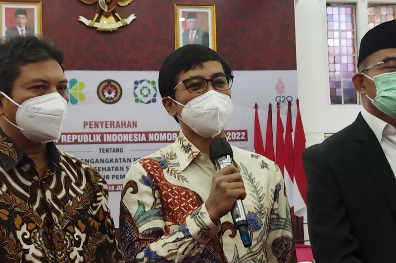 Wakil Menteri Kesehatan RI Dante Saksono Harbuwono menyampaikan keterangan kepada wartawan saat menghadiri agenda Penyerahan Kepres No 65/P Tahun 2022 tentang Pemberhentian dan Pengangkatan Pengganti Antarwaktu Anggota Dewan Pengawas BPJS Kesehatan di Gedung Kemenko PMK Jakarta, Senin (18/7/2022). ANTARA/Andi Firdaus