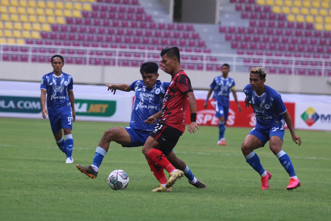Pemain PSCS Cilacap berebut bola dengan pemain PSG Pati pada laga Liga 2 di Stadion Manahan Solo, Senin (4/10). (MP/Official PSG Pati)