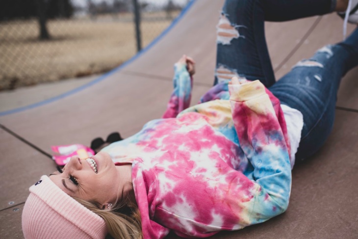 Tie dye memiliki banyak motif. (Foto Unsplash/Jason Yonder)