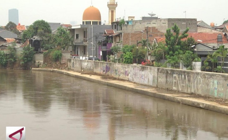 Hindari Longsor, Kali Sentiong Dibangun Turap