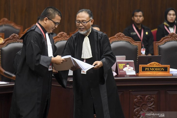 Tim Hukum Prabowo Serahkan Empat Truk Alat Bukti Sengketa Pilpres ke MK
