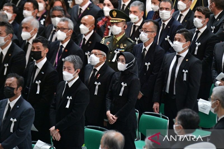 Wakil Presiden, KH Ma'ruf Amin, beserta Ibu Wury Ma'ruf Amin menghadiri prosesi pemakaman kenegaraan untuk mantan Perdana Menteri Jepang, Shinzo Abe, di Nippon Budokan, Choyoda, Tokyo pada Selasa (27/9/2022). ANTARA/BPMI-Sekretariat Wakil Presiden