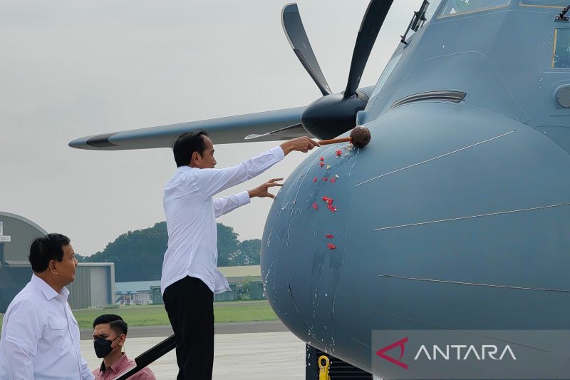 Jokowi Sambut Kedatangan Pesawat C-130J-30 Super Hercules