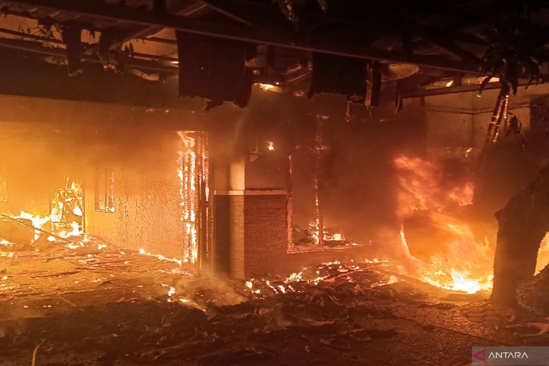 Rumah Gedong Cipinang Ludes Terbakar Akibat Korsleting Listrik Mobil, Kerugian Ditaksir Rp 6 Miliar