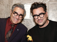 Eugene dan Dan Levy Bakal Jadi Pembawa Acara di Emmy Awards 2024?