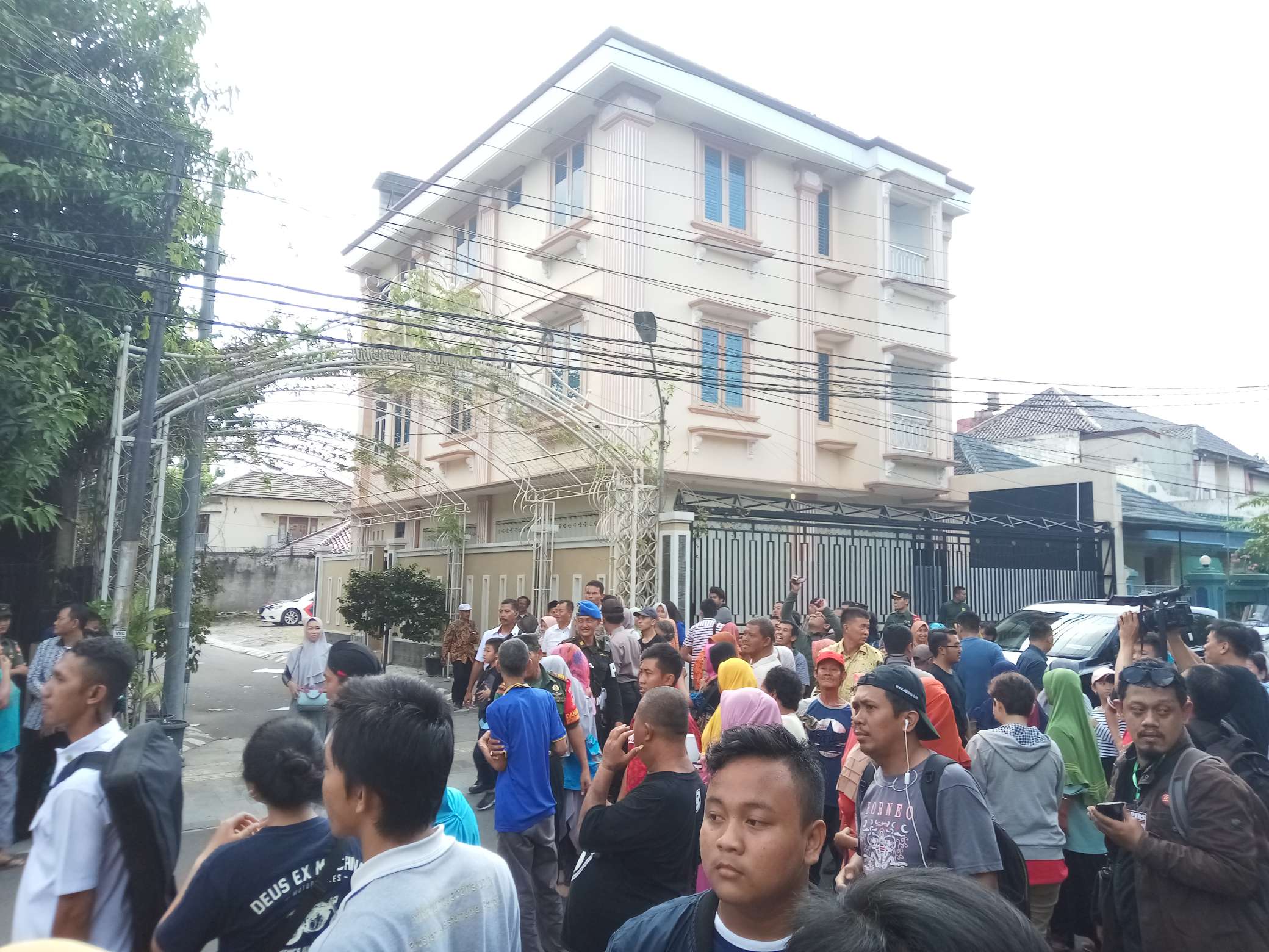 Warga mengantri di Jalan Kutai Utara RT 08 /RW 07, Kelurahan Sumber, Kecamatan Banjarsari, Solo, Jawa Tengah untuk bertemu Jokowi, Kamis (6/6). (MP/Ismail) 