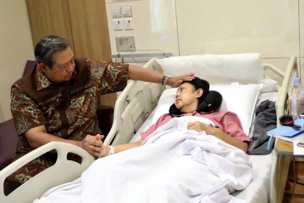 SBY mendampingi istrinya yang tengah sakit (@AndiArief__)
