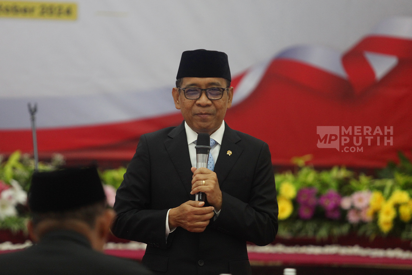 Menko Pratikno Cari Inspirasi Belanja Ide Pembatasan Medsos Anak-Anak