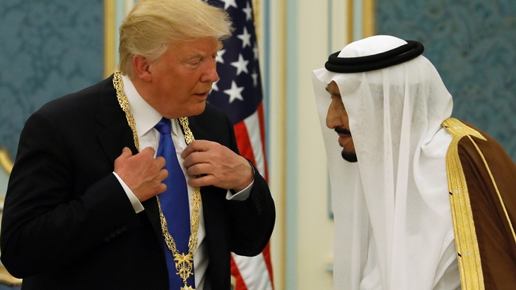 Minum Pakai Tangan Kiri, Donald Trump Ditegur Raja Salman