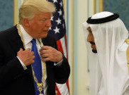 Minum Pakai Tangan Kiri, Donald Trump Ditegur Raja Salman