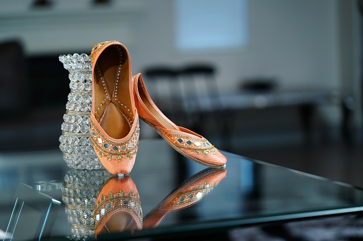 flat shoe terlihat feminin