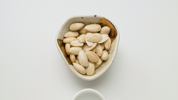 Susu almond cocok untuk metode diet keto. (Foto: unsplash/foodism360)