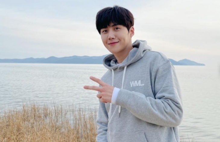 Seon-ho akan berperan sebagai Tuan Hong yang selalu siap jadi pekerja sambilan untuk semua warga kota Gongjin. (Foto: Instagram/@seonho_kim)