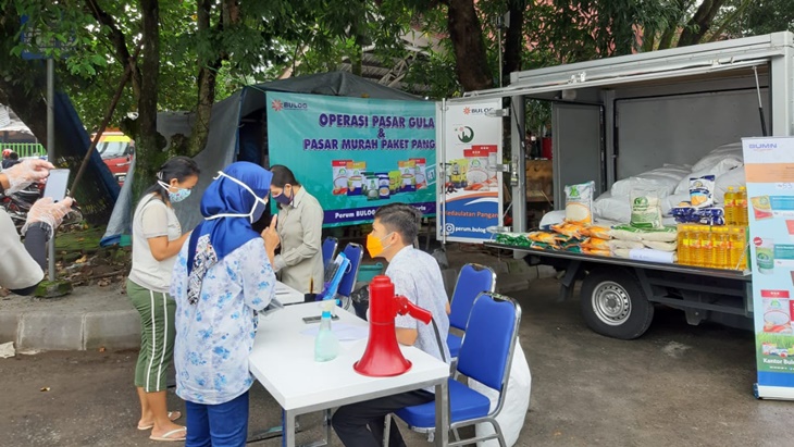 Operasi pasar Bulog untuk bantu masyarakat yang terdampak corona
