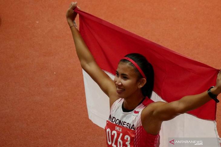 Emilia Nova mengibarkan bendera Merah Putih usai menjuarai nomor lari gawang 100m putri SEA Games 2019 yang digelar di Stadion Atletik New Clark City, Filipina, Senin. (9/12/2019) (ANTARA/ADITYA E.S. WICAKSONO)