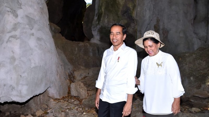 Presiden Joko Widodo dan Ibu Negara Iriana Widodo saat mengunjungi objek wisata geologi Gua Batu Cermin, Nusa Tenggara Timur pada Kamis (11/7/2019). (Rusman, Biro Pers Setpres)