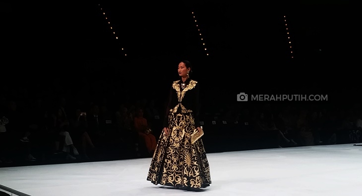Poppy Dharsono Hadirkan Busana Tradisional Jawa dengan Sentuhan Modern
