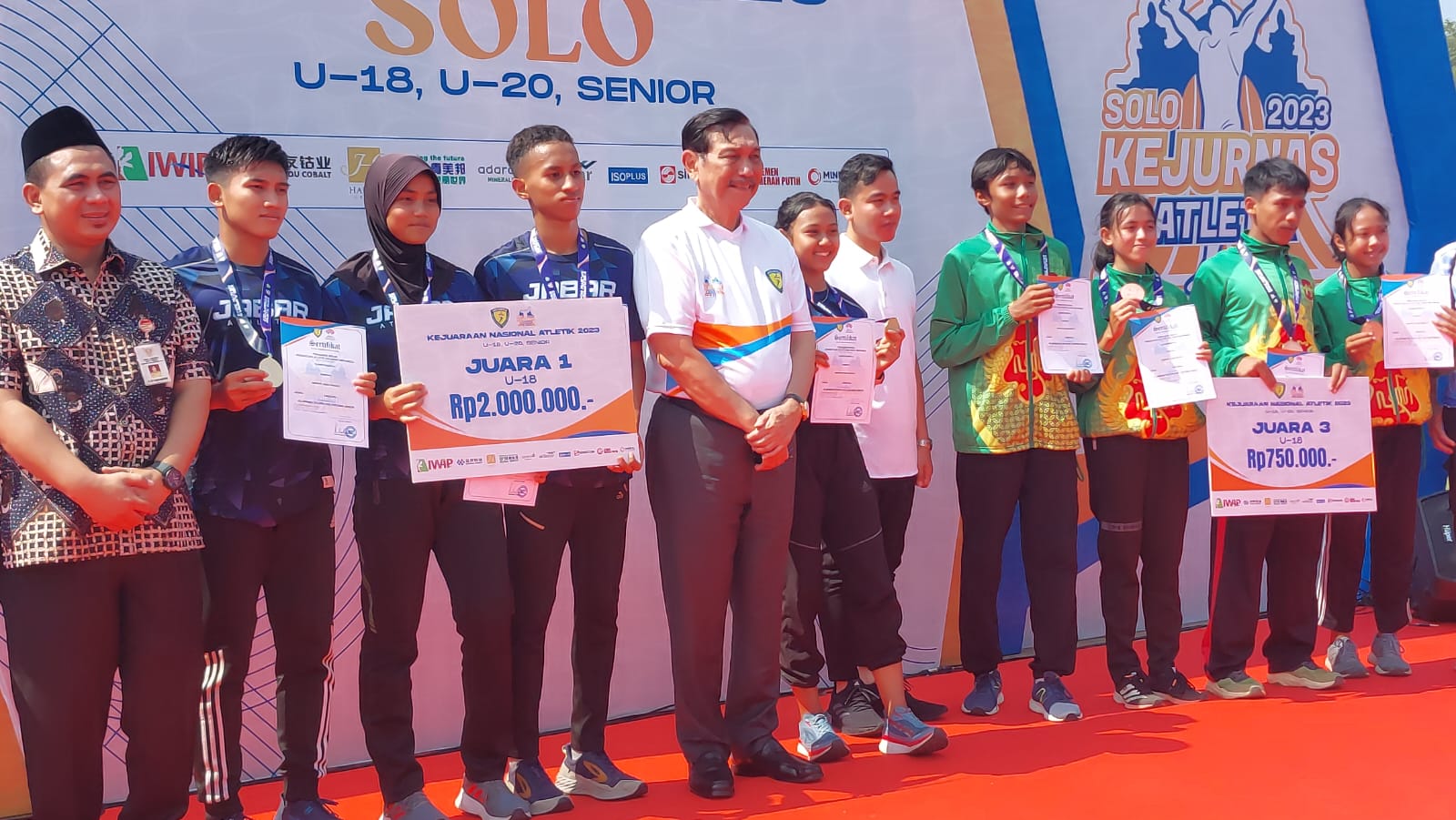 Luhut Minta Atlet Bangkitkan Kejayaan Atletik di Indonesia
