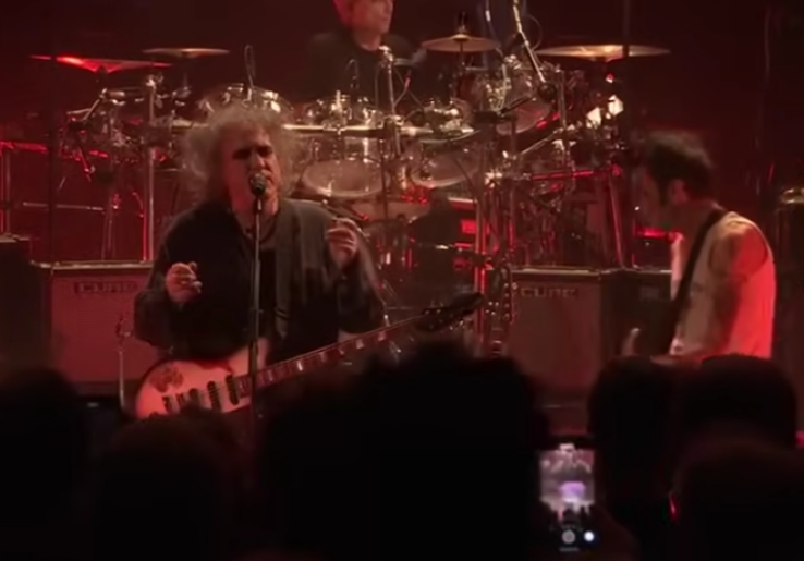 Lirik Lagu The Cure Alone dan Terjemahannya: Menikmati Keindahan dalam Kesendirian