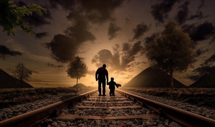 Ayah menjadi partner dalam mencari jati diri. (Foto: Pixabay/4144132)