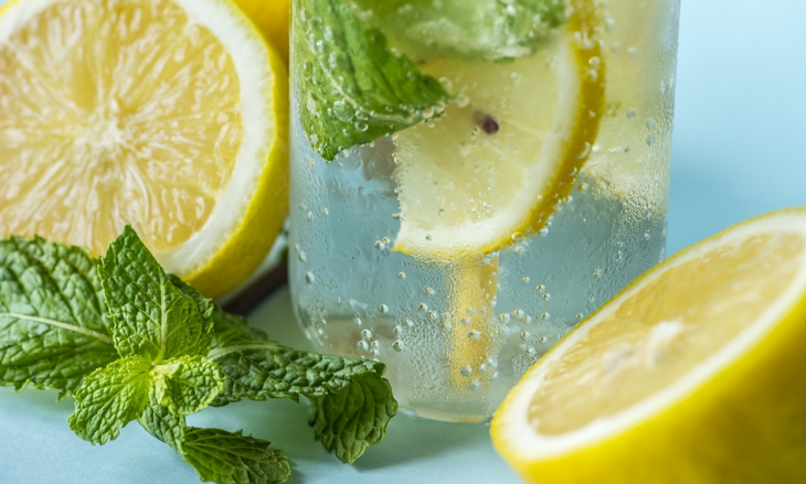 Infused Water (Foto: Pixabay/Rawpixel)