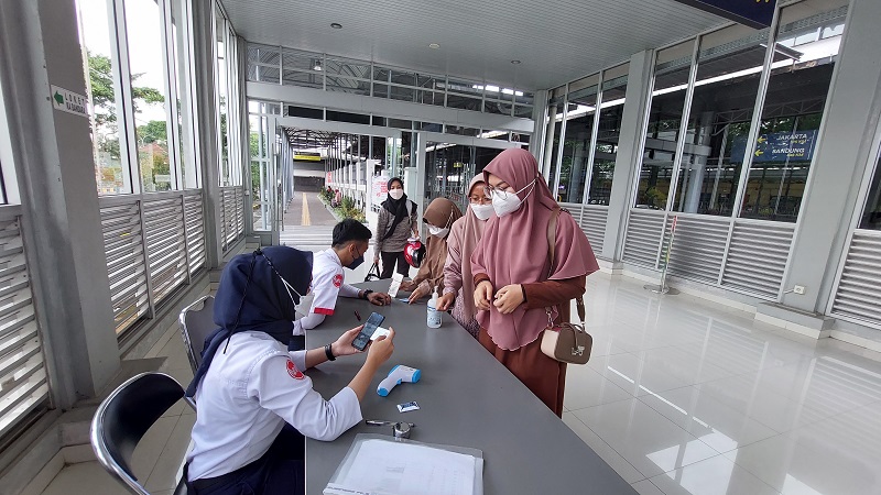 Penumpang KRL Solo-Yogyakarta di Stasiun Solo Balapan menunjukkan sertifikat vaksin sebelum naik kereta lokal, Minggu (12/9). (MP/Ismail)