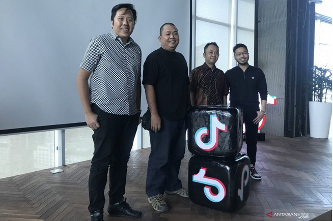 Head of User & Content Operations TikTok, Angga Anugrah Putra (paling kanan) dalam temu media "TikTok Best of 2019" di Jakarta, Kamis (19/12/2019). (ANTARA/Arindra Meodia) 