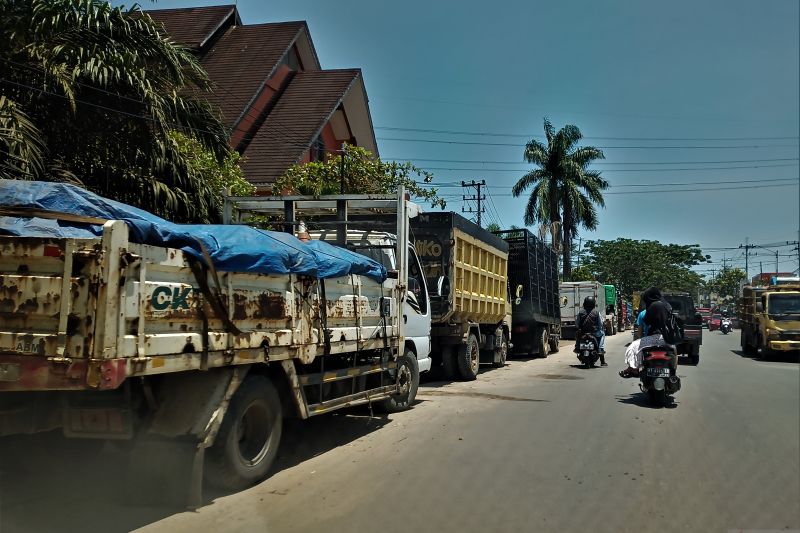 Antrean kendaraan buat mendapatkan solar. (Foto: Antara)