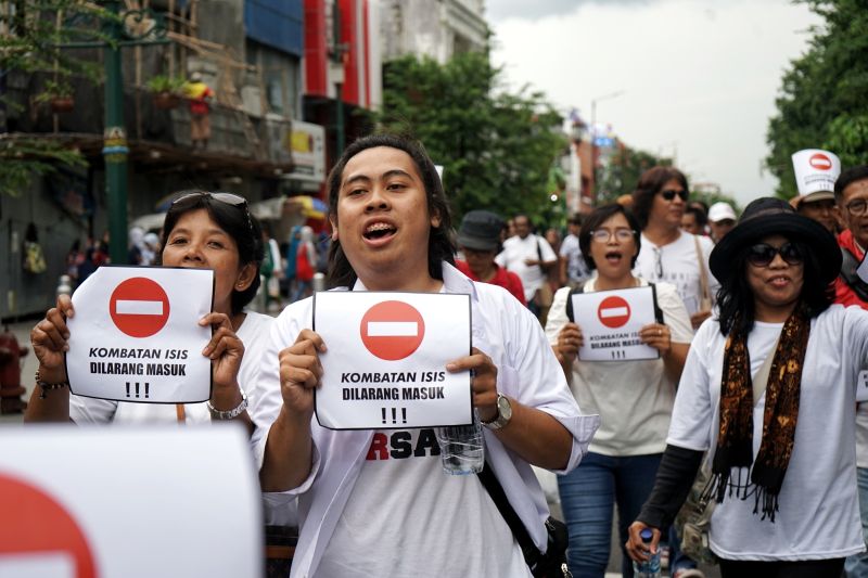 Aktivis yang tergabung dalam Forum Selamatkan NKRI - DIY melakukan aksi damai di kawasan Malioboro, Yogyakarta, Jumat (7/2/2020). Foto Antara/Andreas Fitri Atmoko