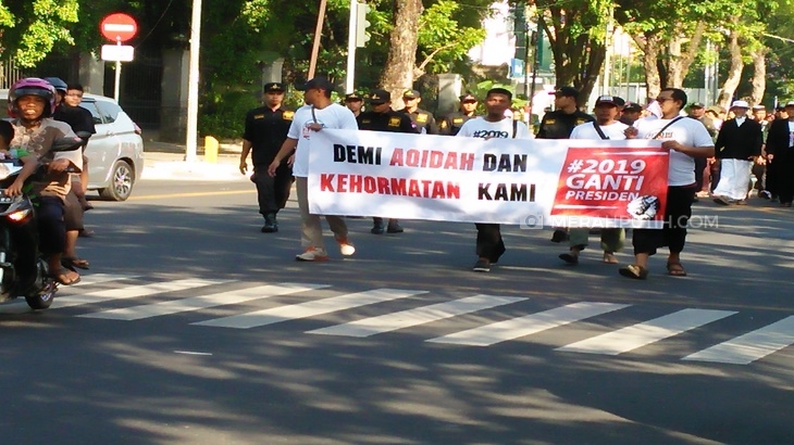 Ribuan Orang Bawa Spanduk dan Kaus #2019GantiPresiden Ikuti Jalan Sehat di Solo