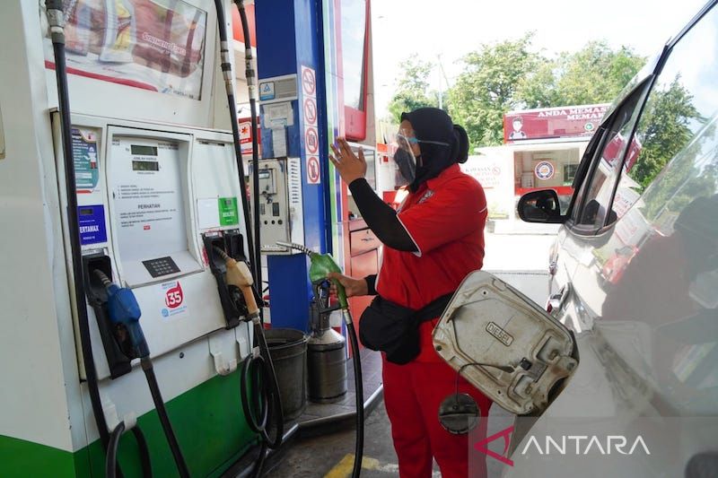 Pegawai SPBU melakukan pengisian BBM ke kendaraan. (Foto: ANTARA)