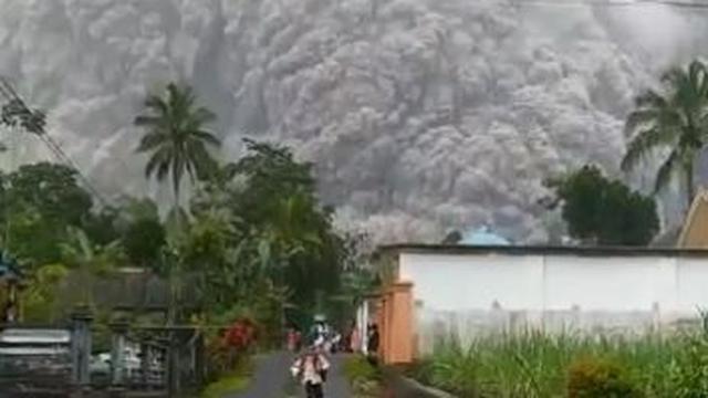 Erupsi gunung Semeru, Sabtu (4/12). Foto: Istimewa