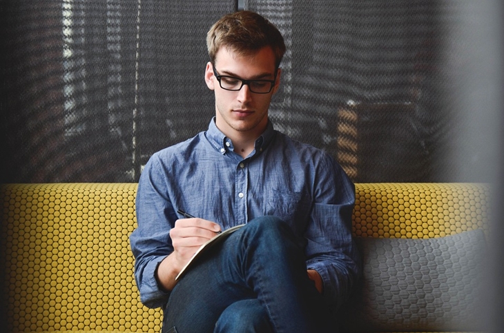 Jangan berpakaian seperti anak laki-laki untuk penampilan kasual. (Foto: Pixabay/StartupStockPhotos)