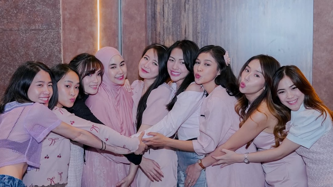 Lirik Lagu 'Pura-pura Cinta' dari Chibi Chibi, Kembali Viral di TikTok!