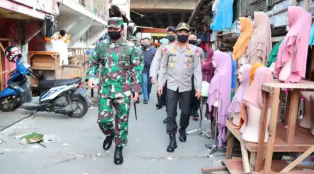 Pantau Kedisiplinan Warga, Panglima TNI dan Kapolri Sidak Pasar Tanah Abang
